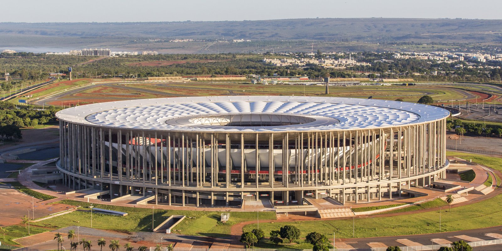 Форма стадиона имеет форму. Национальный стадион (Бразилиа). Стадион Манэ Гарринча. Национальный стадион Бразилии Мане Гарринча. Футбольный стадион в Бразилиа.